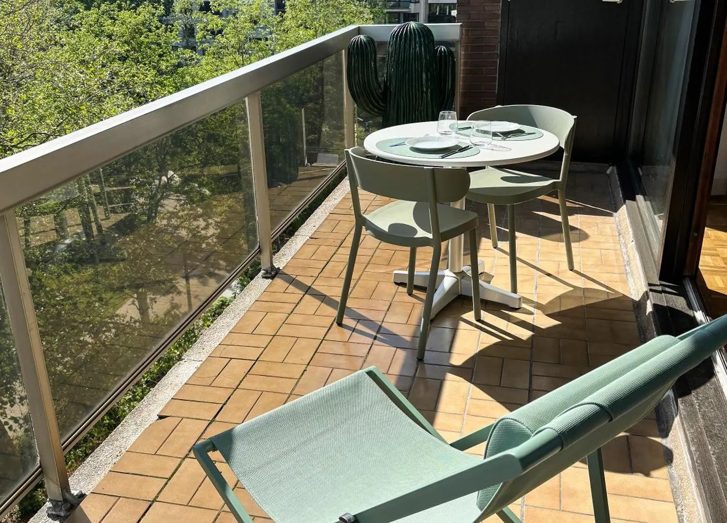 Large Sunny And Bright Apartment With Park View Ostend