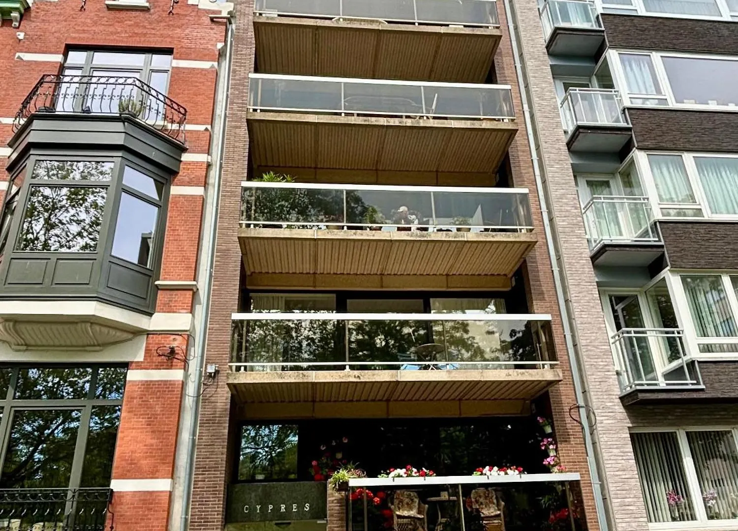Large Sunny And Bright Apartment With Park View Oostende